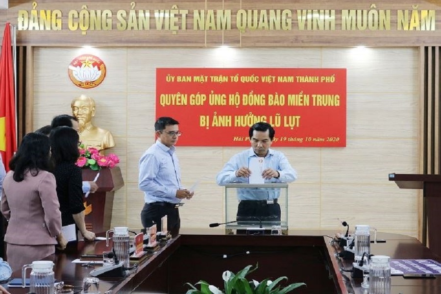CEO CasinoMCW Nguyễn Hoàng Duy Phương tặng 100 triệu đồng cho bà con lũ lụt miền Trung 